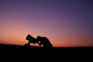 Astronome au crépuscule