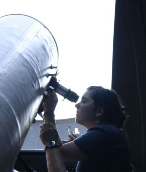 Observation au télescope sous la coupole
